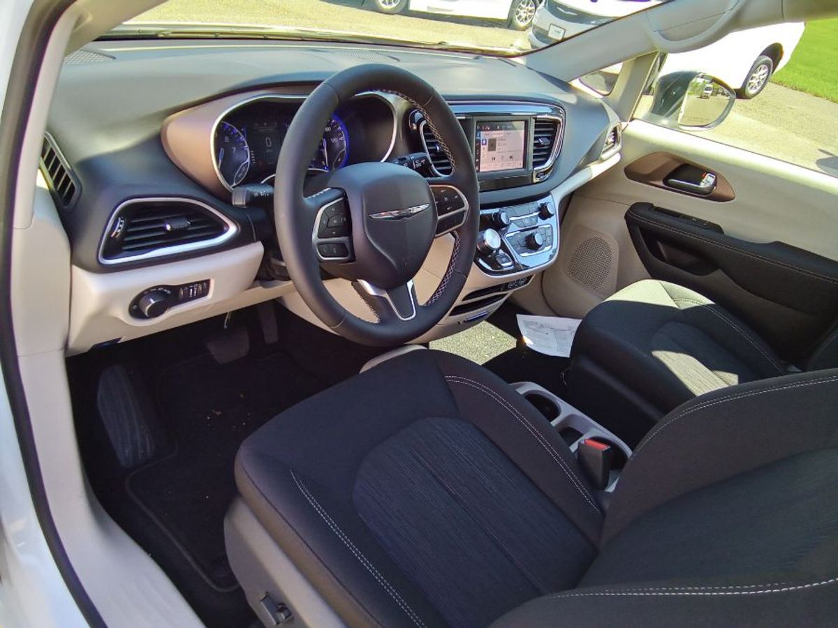 2024 CHRYSLER VOYAGER - Image 2