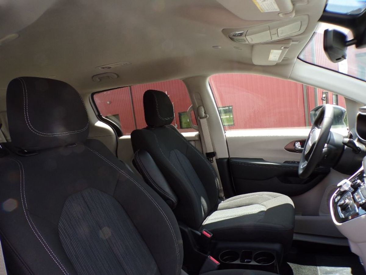 White Chrysler Voyager image number 14