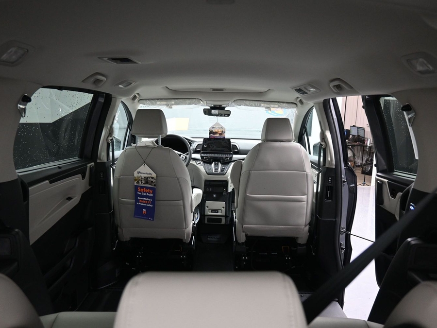 Grey Honda Odyssey image number 22