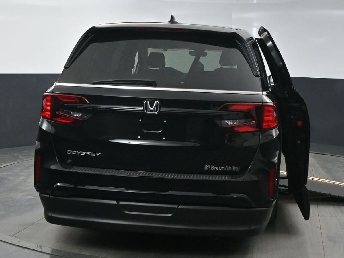 Black Honda Odyssey image number 6