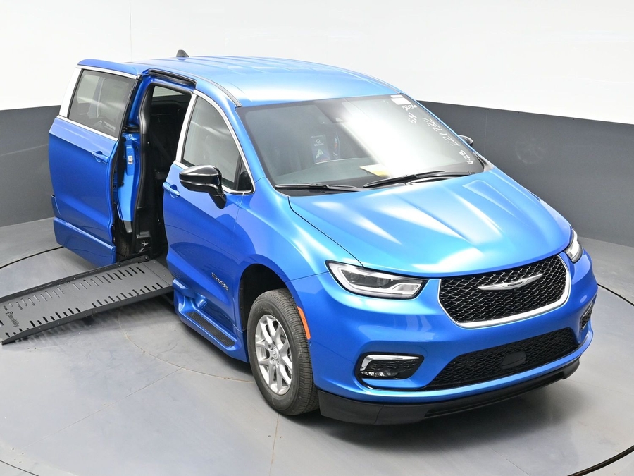 Blue Chrysler Pacifica image number 19
