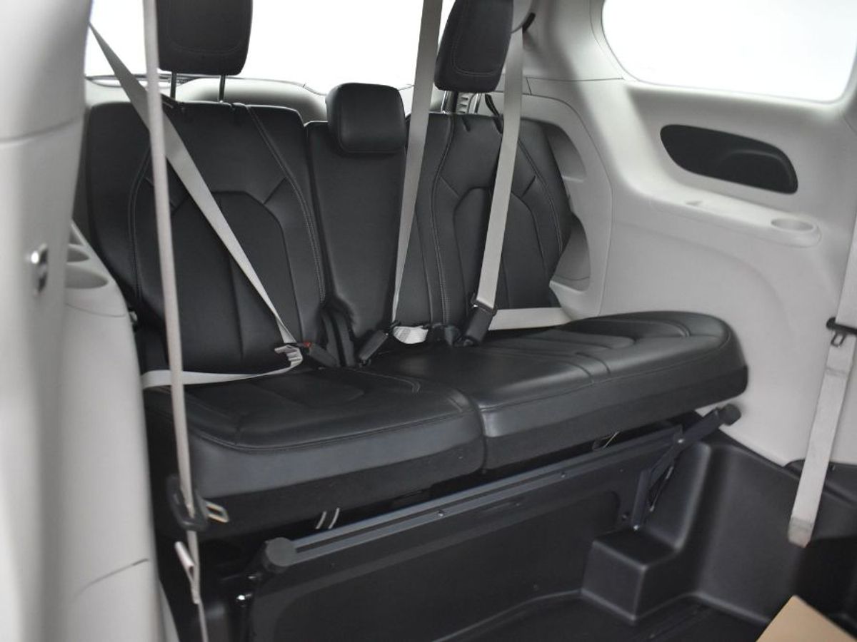 Black Chrysler Pacifica image number 2