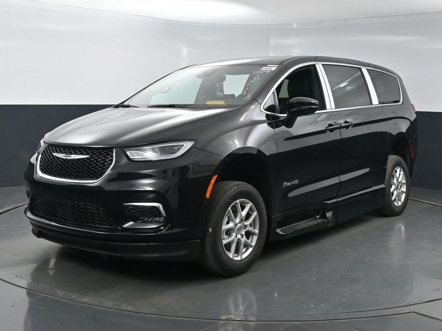 New 2025 Chrysler Pacifica Select Safety - BraunAbility Side Entry Entry Fold Out Automatic Ramp