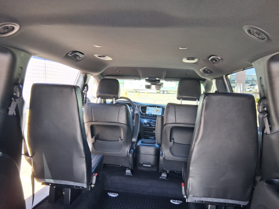 White Chrysler Voyager image number 13