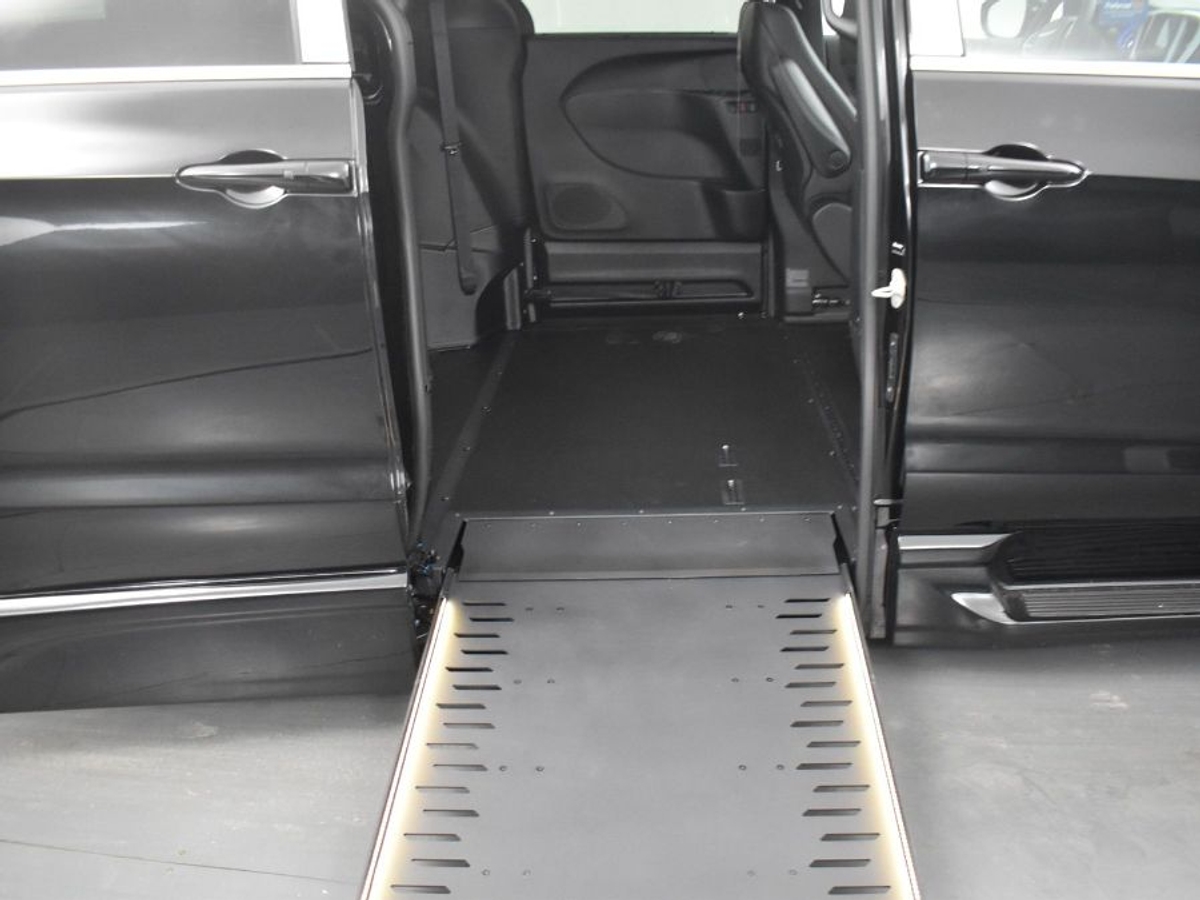 Black Chrysler Pacifica image number 11