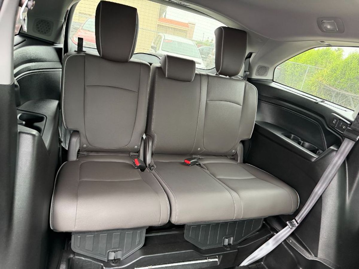 Silver Honda Odyssey image number 4