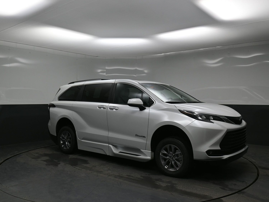 New 2026 Toyota Sienna Hybrid XLE Add - BraunAbility Side Entry Entry Fold Out Automatic Ramp