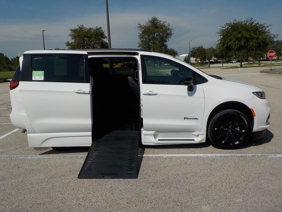 White Chrysler Pacifica image number 30