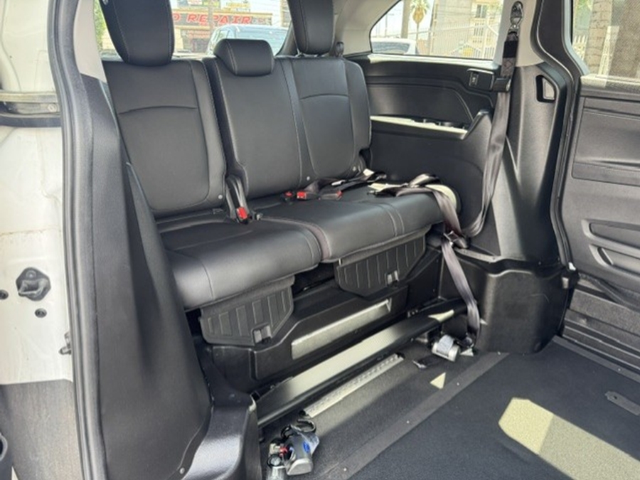 White Honda Odyssey image number 4