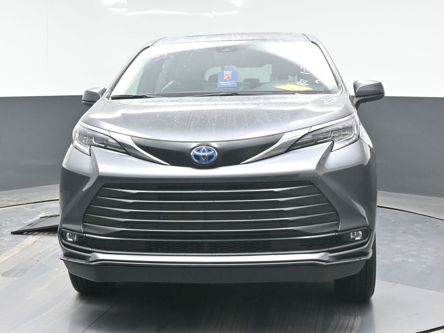 New 2025 Toyota Sienna Hybrid XLE Base - BraunAbility Side Entry Entry In Floor Automatic Ramp