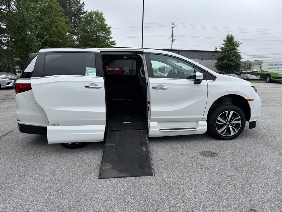 White Honda Odyssey image number 6