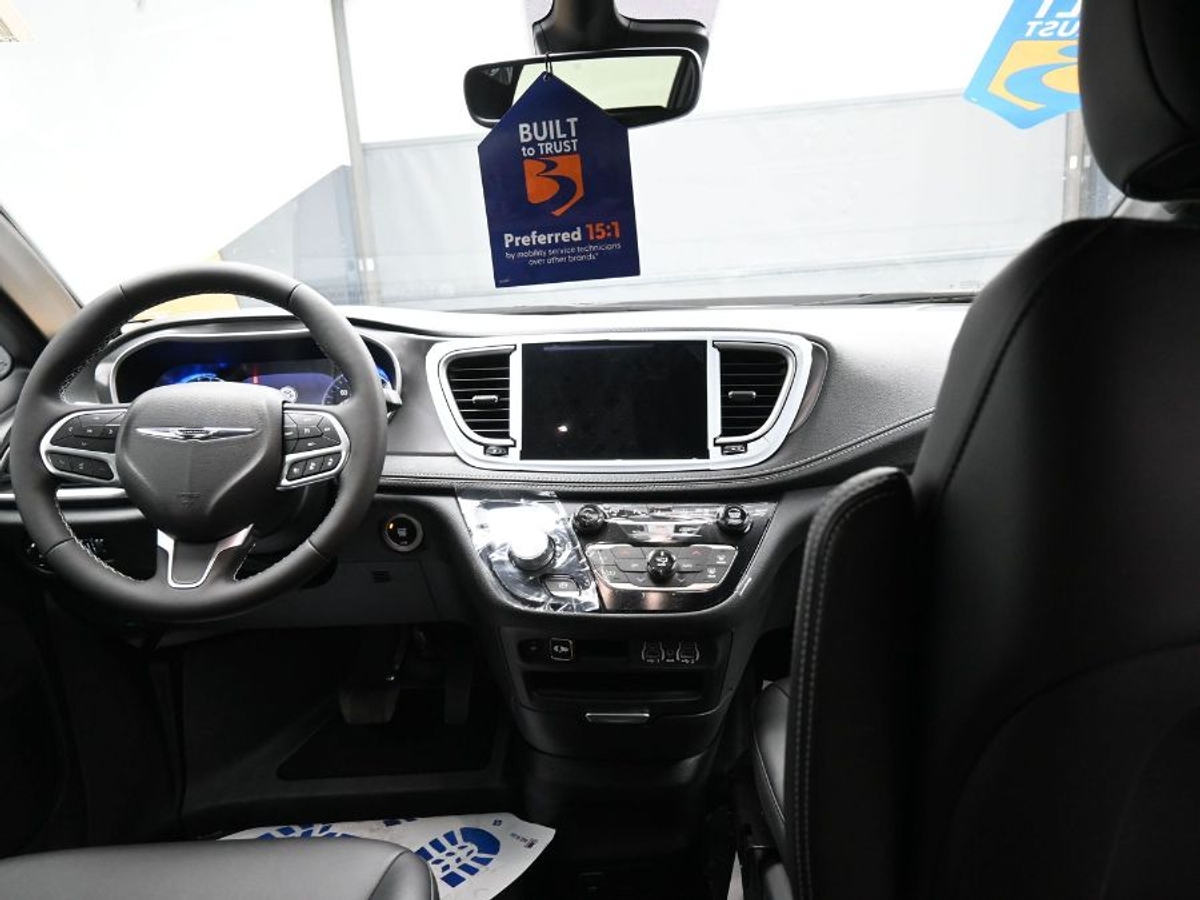 White Chrysler Pacifica image number 12