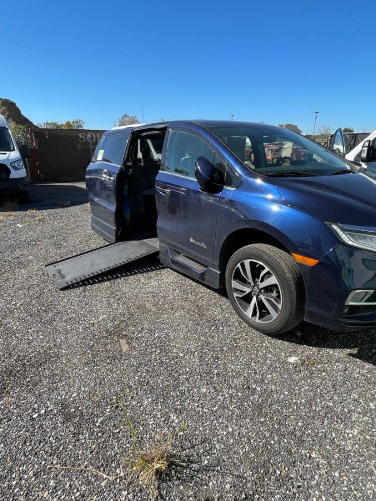 Blue Honda Odyssey image number 4