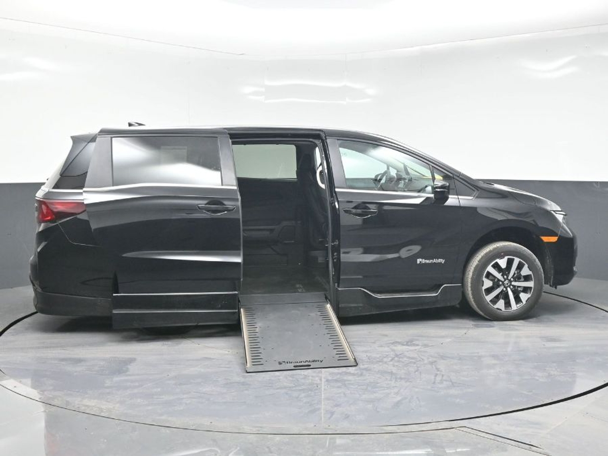 Black Honda Odyssey image number 7
