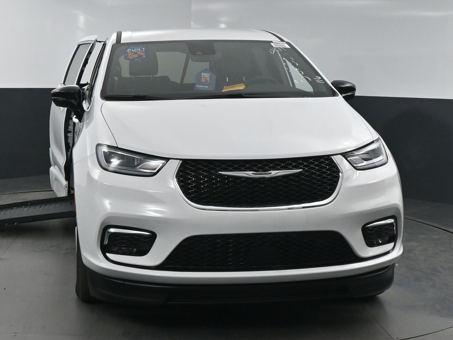 New 2025 Chrysler Pacifica Select Safety - BraunAbility Side Entry Entry Fold Out Automatic Ramp