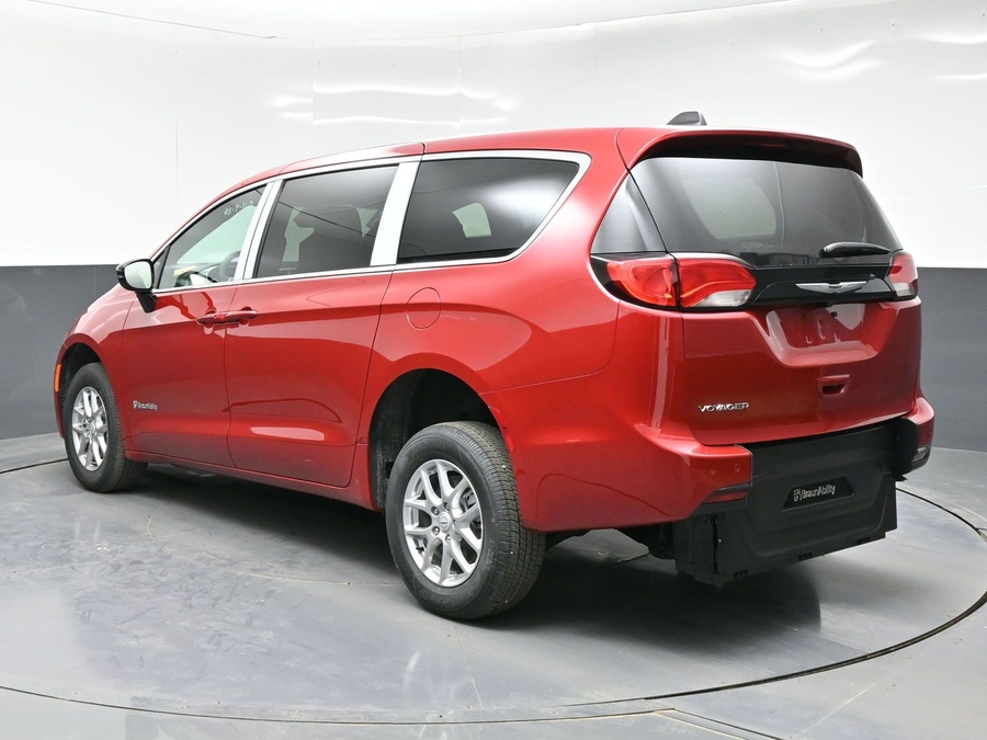 Red Chrysler Voyager image number 4
