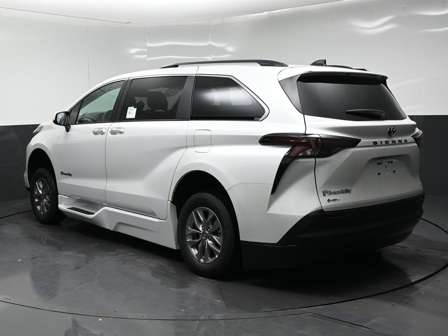 White Toyota Sienna image number 3