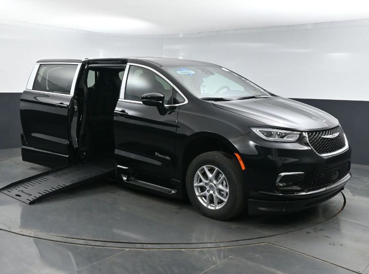 2025 CHRYSLER PACIFICA - Image 18