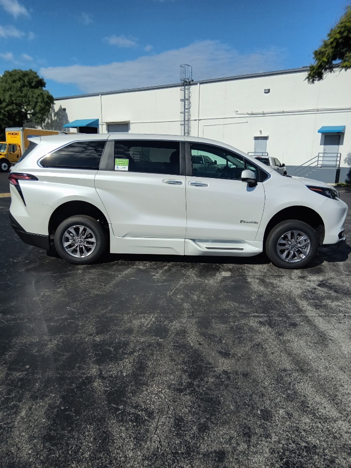 2025 TOYOTA SIENNA - Image 10