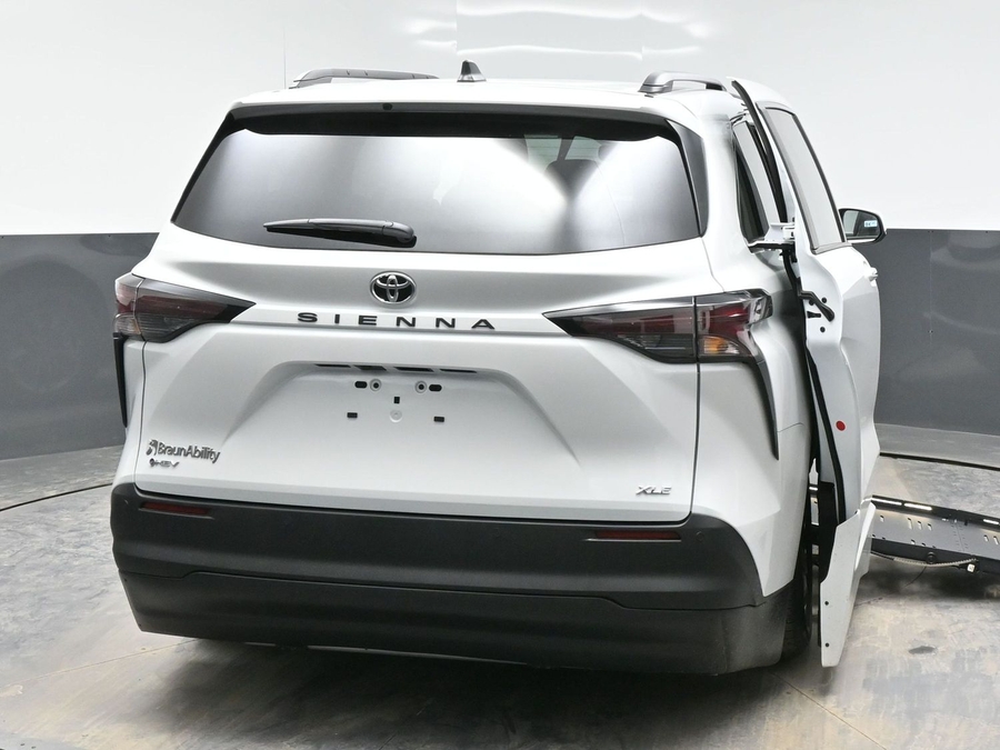 New 2026 Toyota Sienna Hybrid XLE Base - BraunAbility Side Entry Entry Fold Out Automatic Ramp