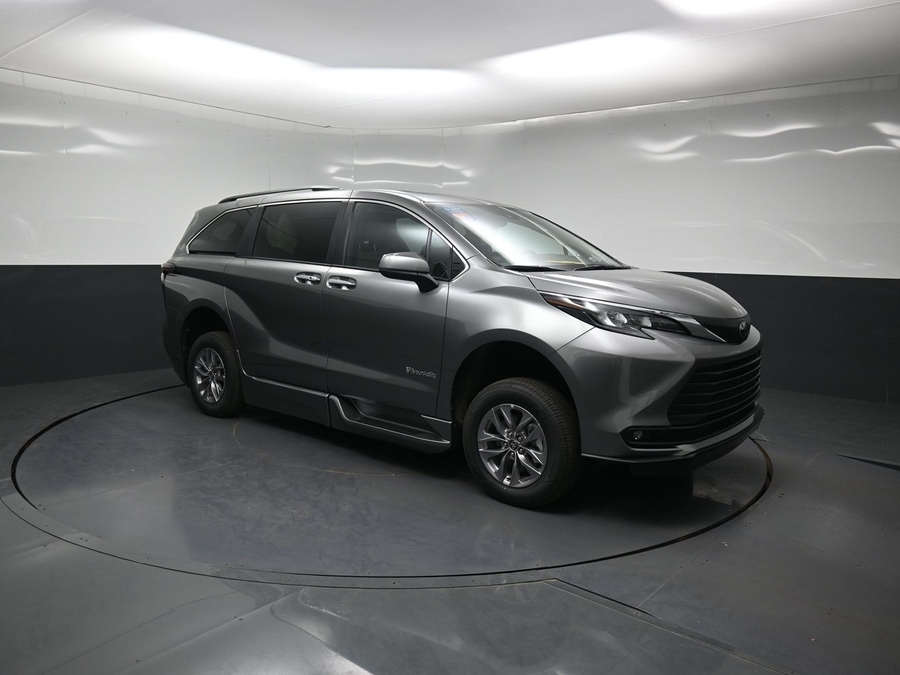 New 2026 Toyota Sienna Hybrid XLE Base - BraunAbility Side Entry Fold Out Automatic Ramp