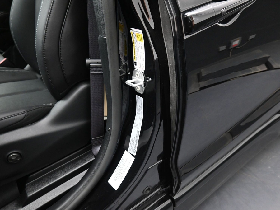 Black Chrysler Pacifica image number 13