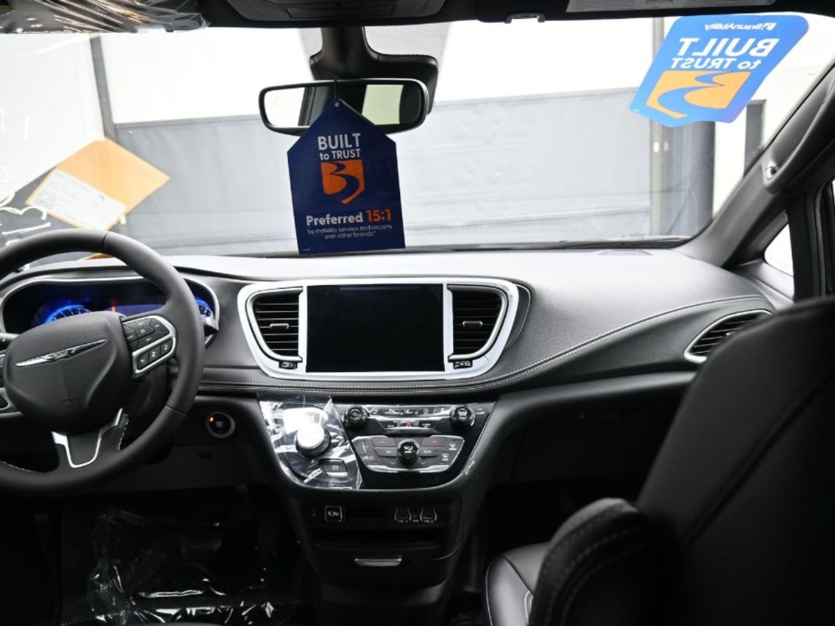 Black Chrysler Pacifica image number 12