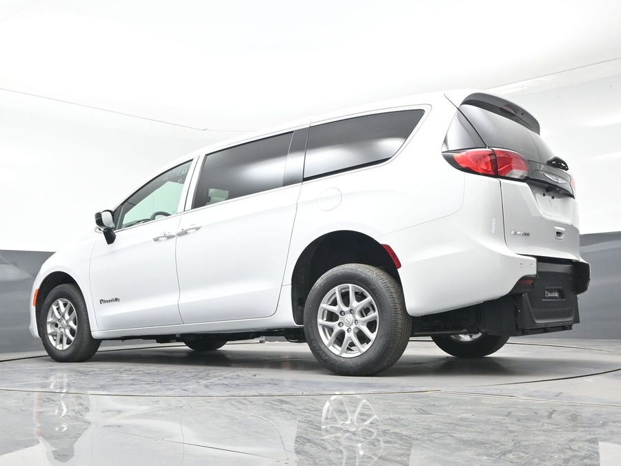 White Chrysler Voyager image number 21