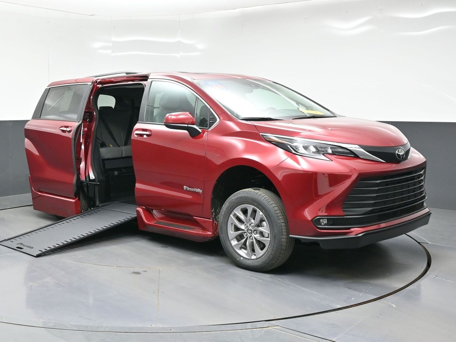 New 2026 Toyota Sienna Hybrid XLE Add - BraunAbility Side Entry In Floor Automatic Ramp