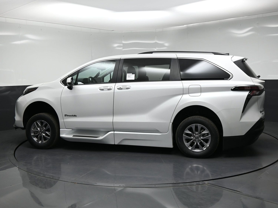 New 2026 Toyota Sienna Hybrid XLE Base - BraunAbility Side Entry Fold Out Automatic Ramp