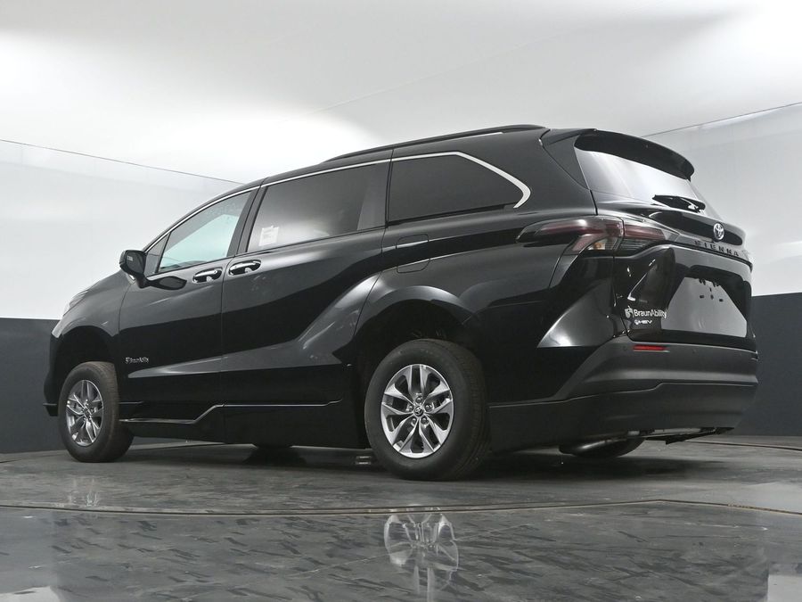New 2025 Toyota Sienna Hybrid XLE Plus - BraunAbility Side Entry Entry Fold Out Automatic Ramp