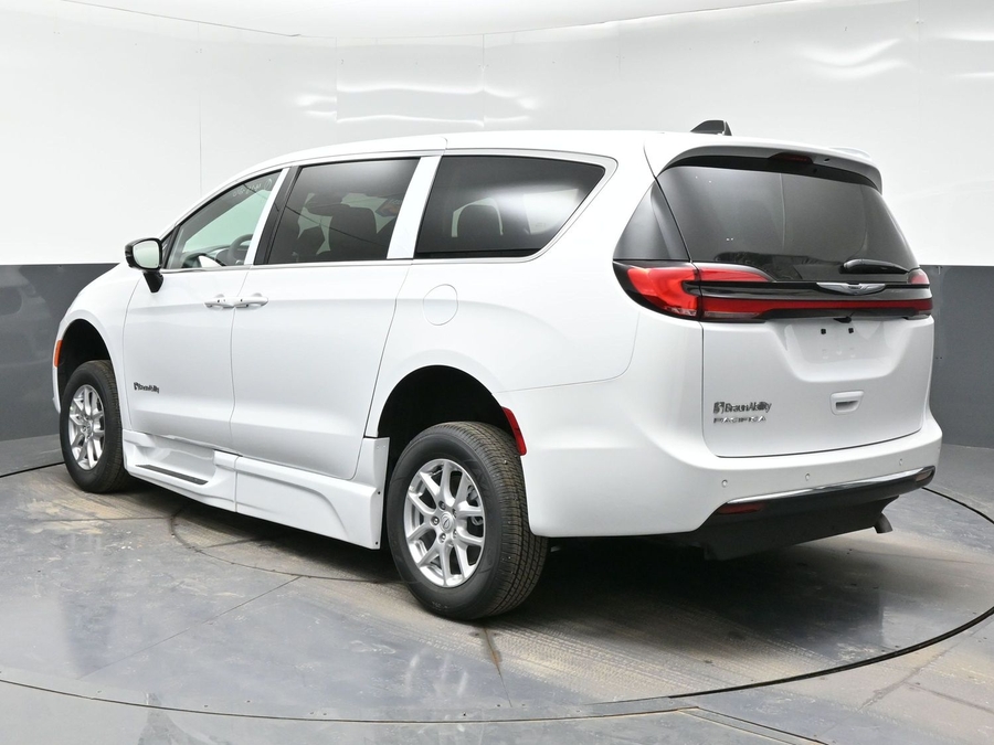 New 2026 Chrysler Pacifica Select Safety - BraunAbility Side Entry Entry Fold Out Automatic Ramp