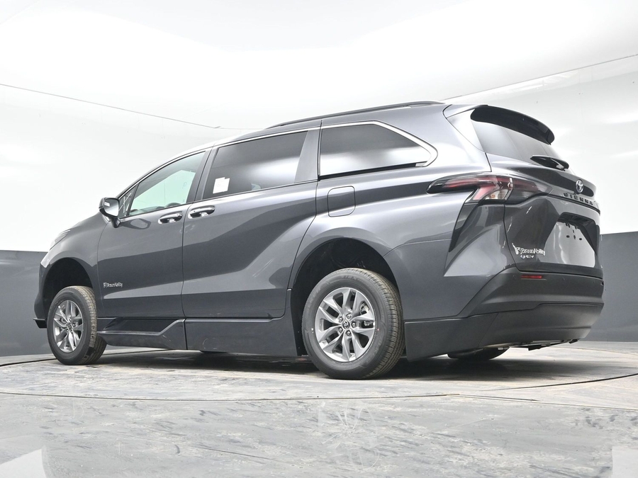 New 2025 Toyota Sienna Hybrid XLE Plus - BraunAbility Side Entry Entry In Floor Automatic Ramp