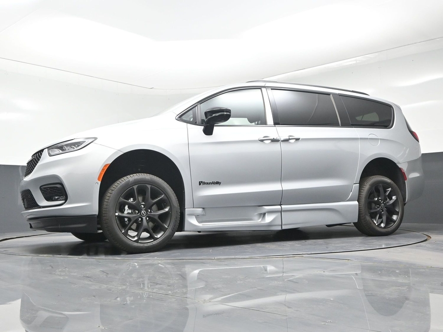 New 2026 Chrysler Pacifica Select Sport - BraunAbility Side Entry Fold Out Automatic Ramp