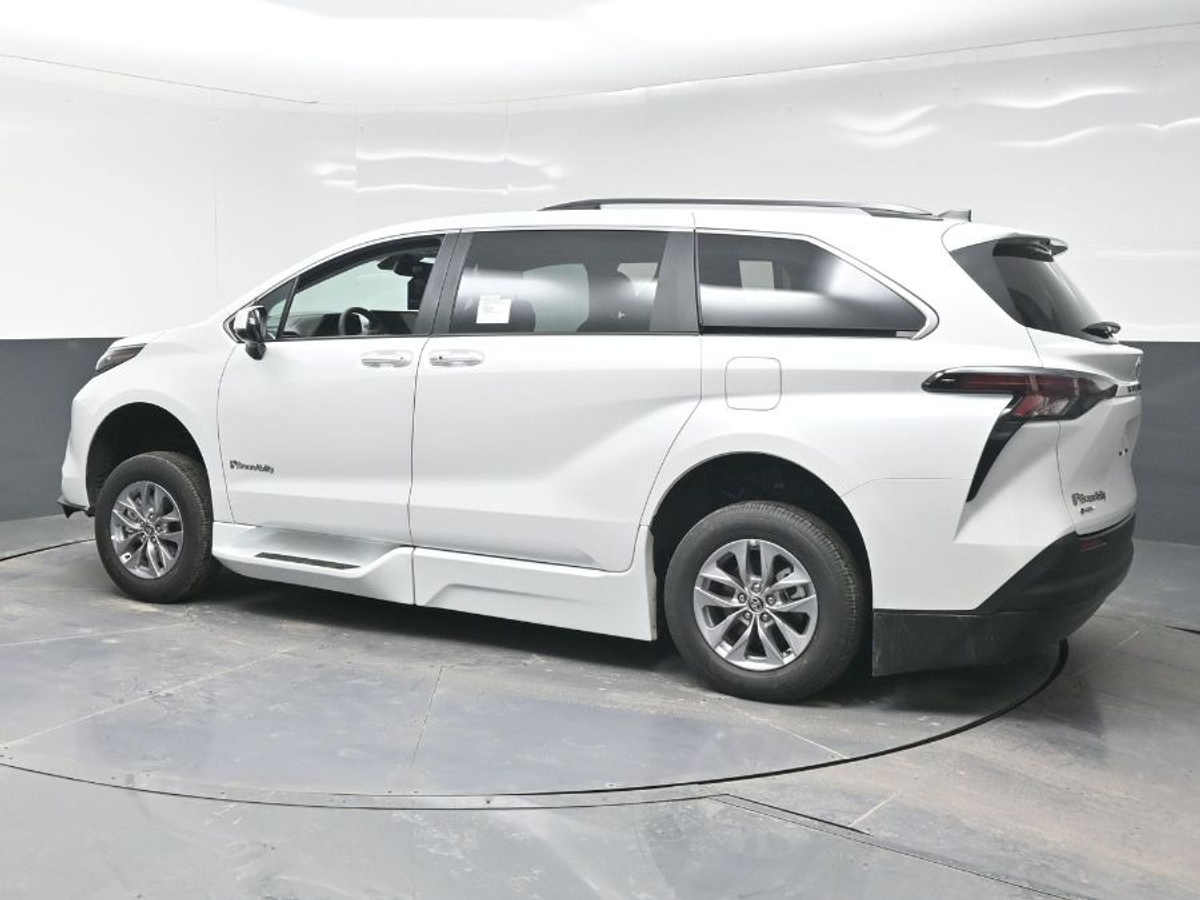 2025 TOYOTA SIENNA - Image 2