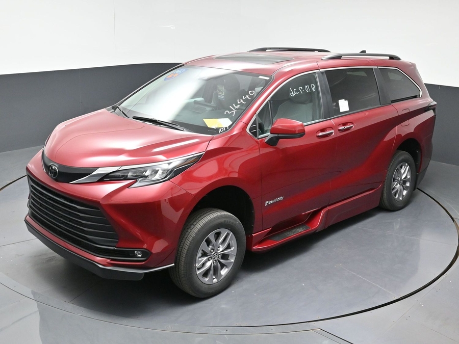 New 2026 Toyota Sienna Hybrid XLE Base - BraunAbility Side Entry In Floor Automatic Ramp