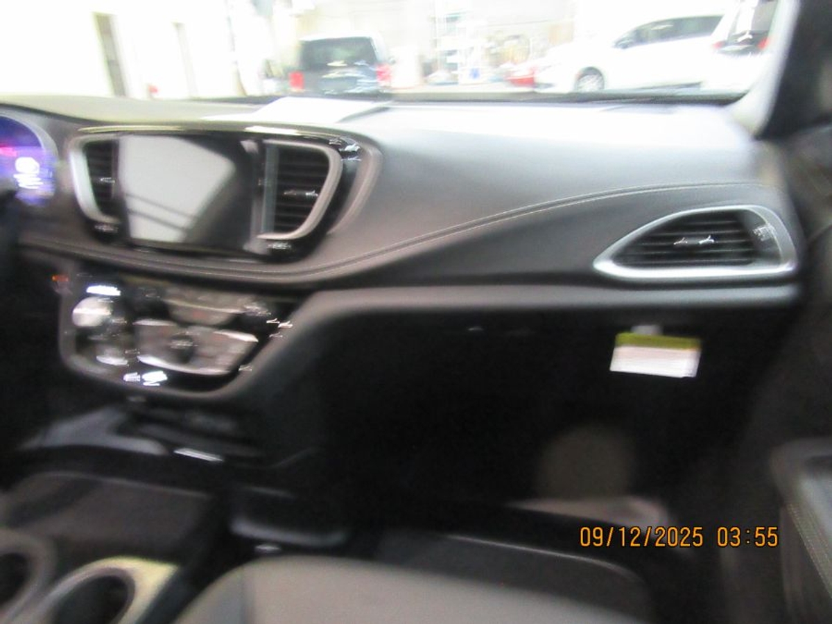 Black Chrysler Pacifica image number 3