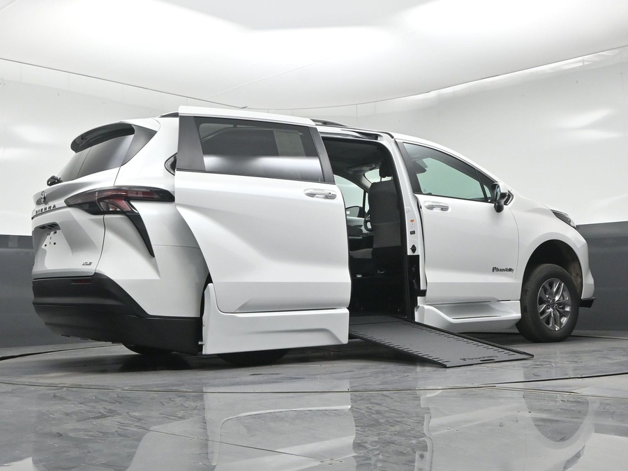 White Toyota Sienna image number 25