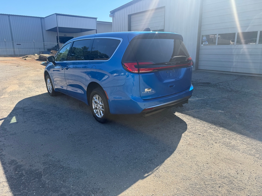 Blue Chrysler Pacifica image number 7