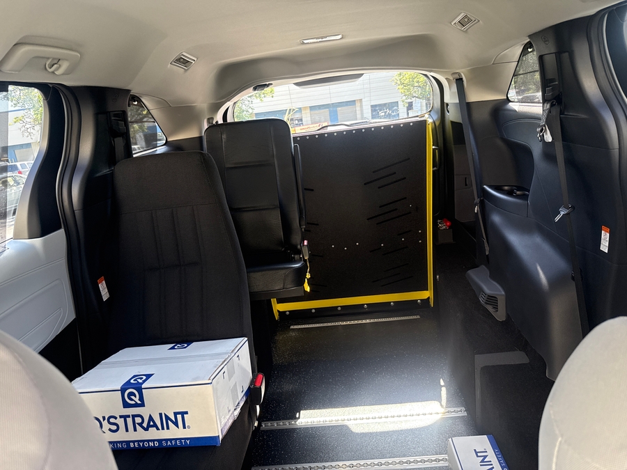 New 2026 Toyota Sienna Hybrid LE - Vantage Mobility Commercial Rear Entry Entry Fold Out Manual Ramp