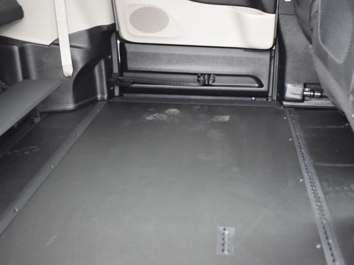 Silver Chrysler Pacifica image number 2