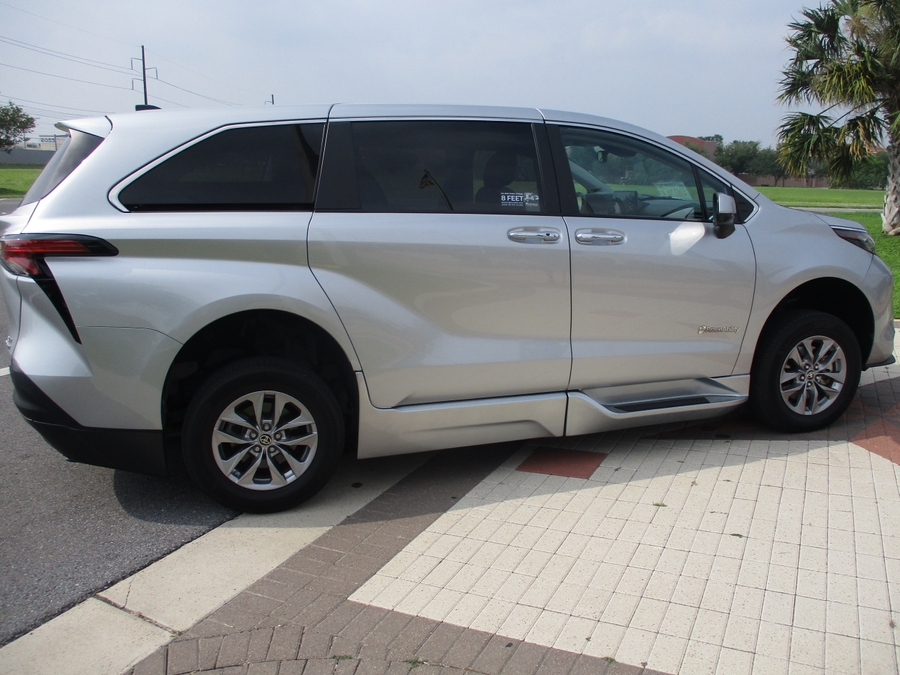 Used 2022 Toyota Sienna XLE - BraunAbility Side Entry Entry Fold Out Automatic Ramp