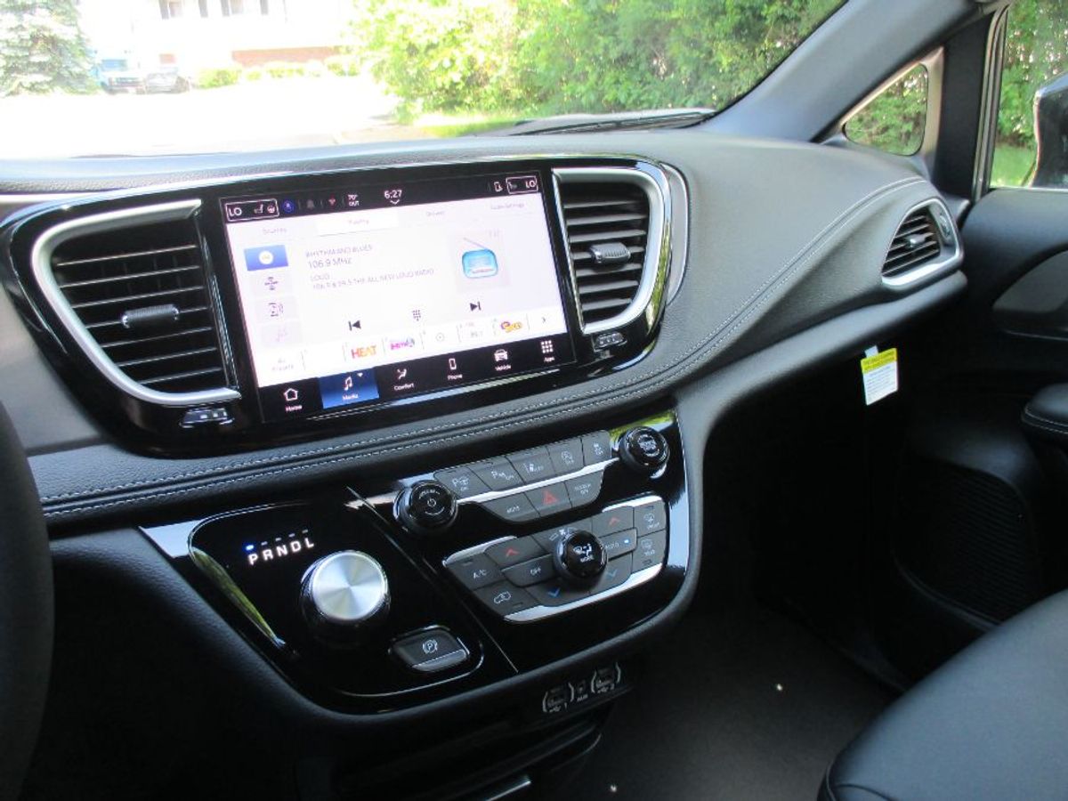 Grey Chrysler Pacifica image number 17