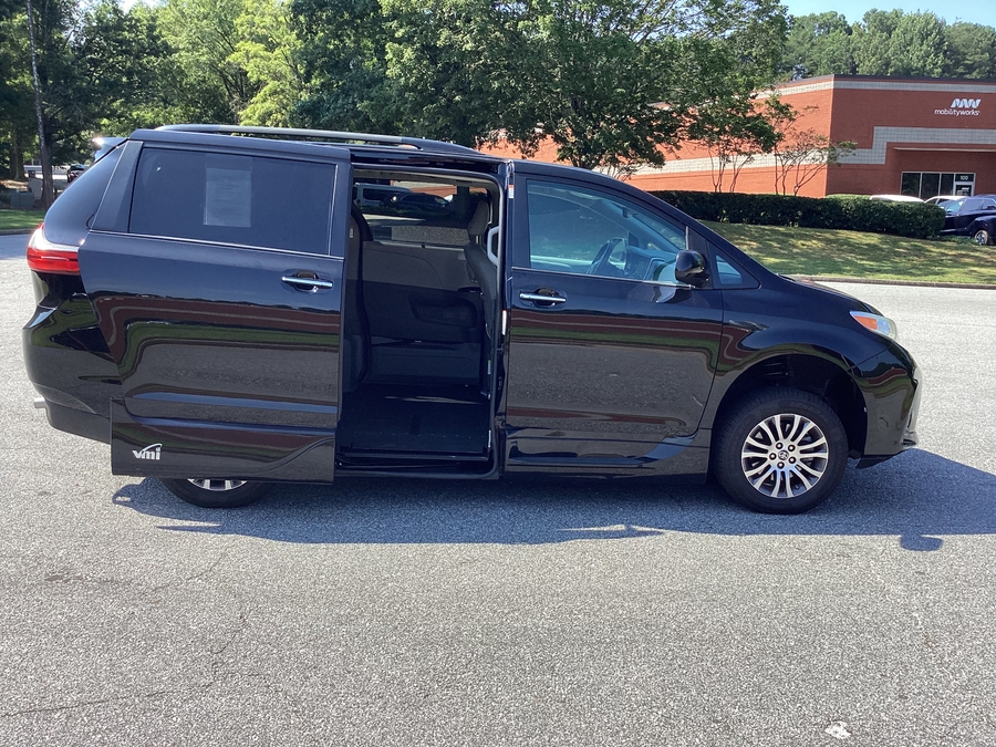 2020 Toyota Sienna XLE - Photo 10