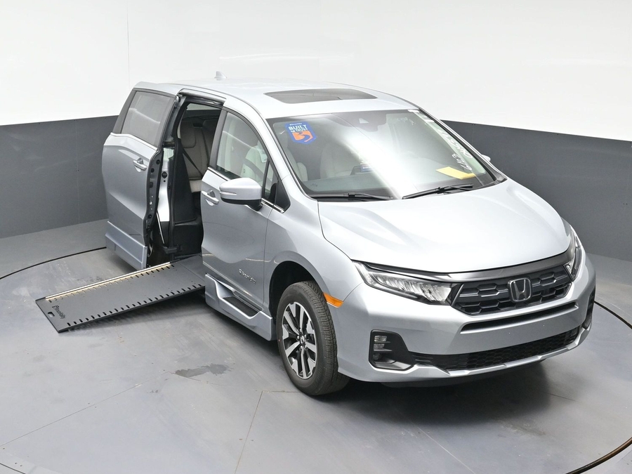 Silver Honda Odyssey image number 10