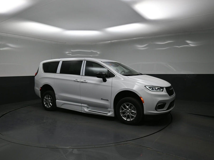 New 2026 Chrysler Pacifica Select Safety - BraunAbility Side Entry Entry Fold Out Automatic Ramp