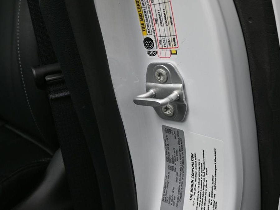 White Chrysler Pacifica image number 13