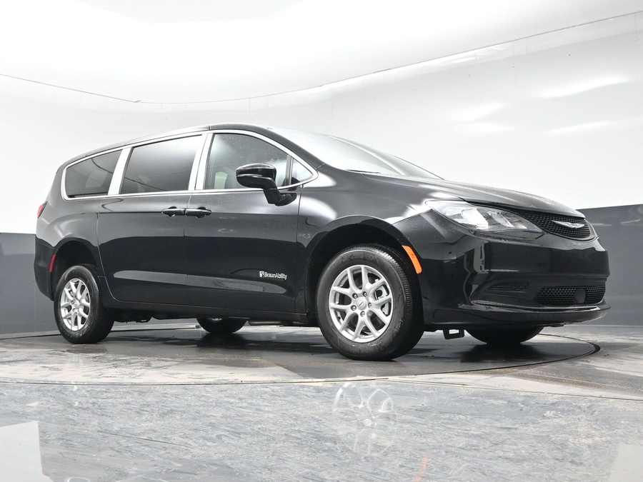 Black Chrysler Voyager image number 17