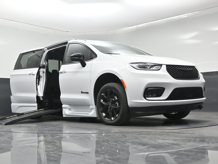 New 2026 Chrysler Pacifica Select Sport - BraunAbility Side Entry Fold Out Automatic Ramp
