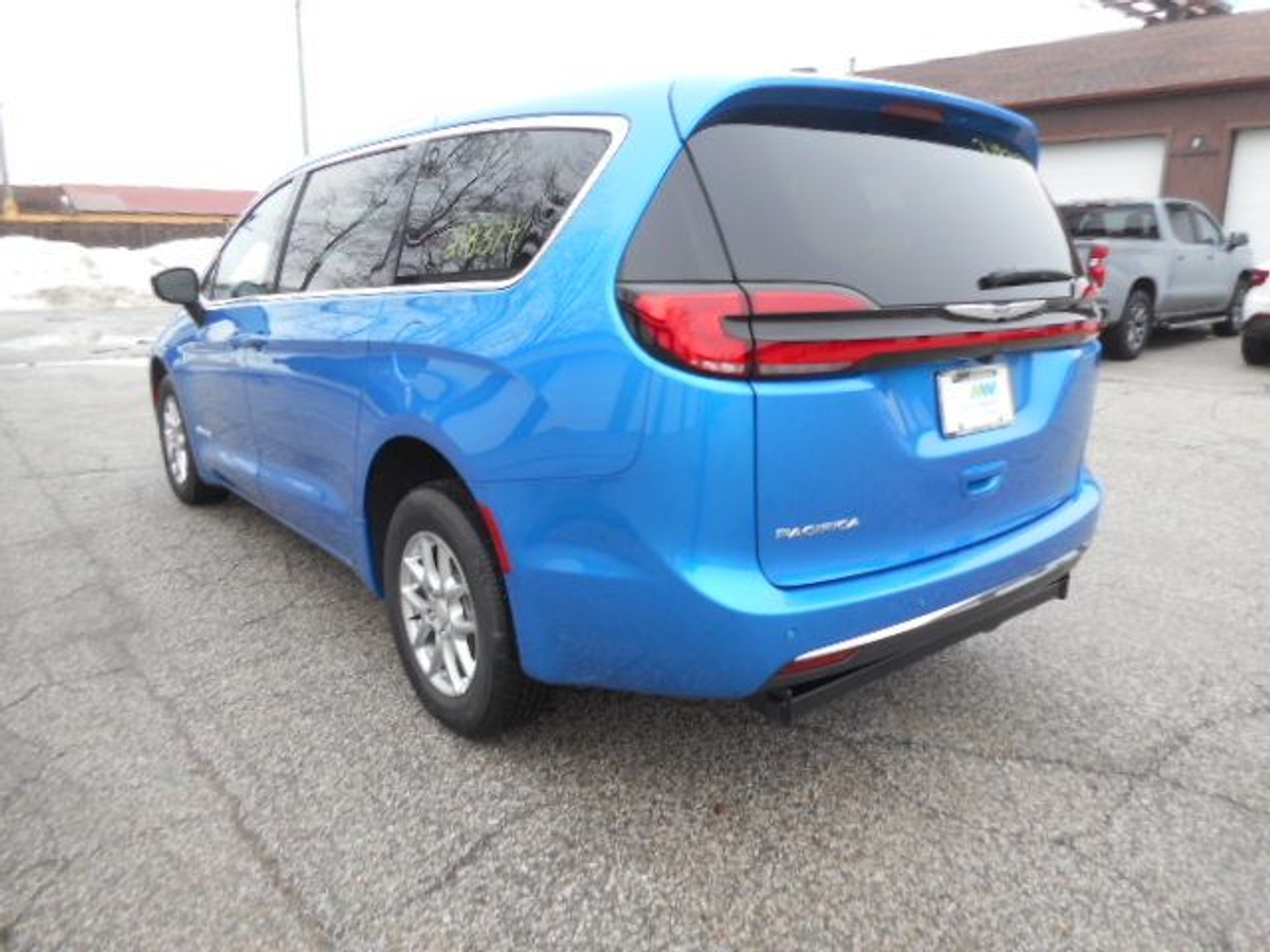 Blue Chrysler Pacifica image number 3